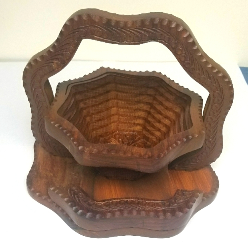 Foldable wood basket